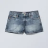 Duchess Low Rise Distressed Mini-Jeansshorts – Spinel Blue Duchess Low Rise Distressed Mini-Jeansshorts – Spinel Blue