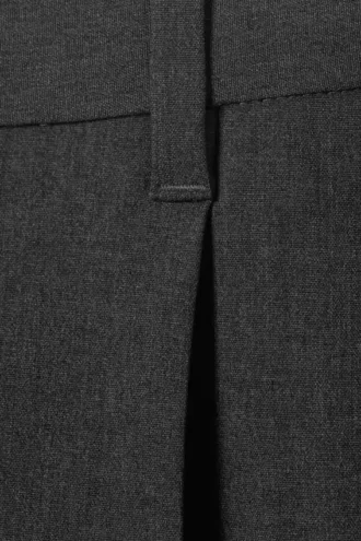 Eine Loose Anzughose – Dunkelgrau