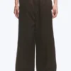 Emil Chino-Hose in lockerer Passform – Dunkelbraun Emil Chino-Hose in lockerer Passform – Dunkelbraun