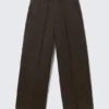 Emil Chino-Hose in lockerer Passform – Dunkelbraun Emil Chino-Hose in lockerer Passform – Dunkelbraun
