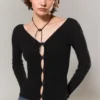 Eng anliegende Strickjacke mit V-Ausschnitt – Schwarz Eng anliegende Strickjacke mit V-Ausschnitt – Schwarz