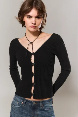 Eng anliegende Strickjacke mit V-Ausschnitt – Schwarz