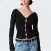 Eng anliegende Strickjacke mit V-Ausschnitt – Schwarz Eng anliegende Strickjacke mit V-Ausschnitt – Schwarz