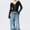 Eng anliegende Strickjacke mit V-Ausschnitt – Schwarz Eng anliegende Strickjacke mit V-Ausschnitt – Schwarz