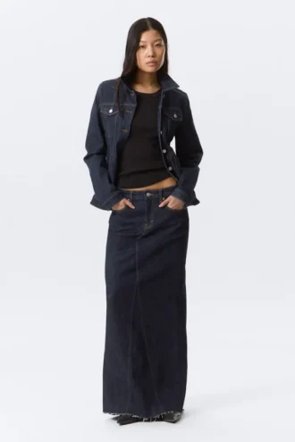 Eng anliegender Denim-Maxirock mit niedriger Leibhöhe – Blue Rinse – Dunkelblau