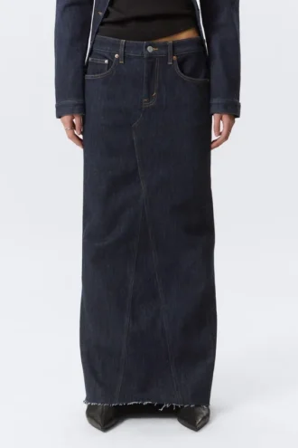 Eng anliegender Denim-Maxirock mit niedriger Leibhöhe – Blue Rinse – Dunkelblau