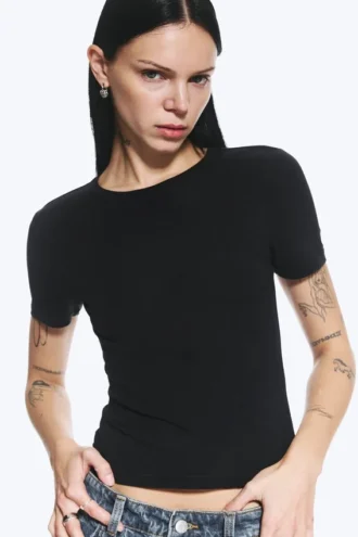 Eng anliegendes T-Shirt – Schwarz