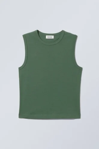 Eng anliegendes Tanktop mit breiten Trägern – Dunkelgrün