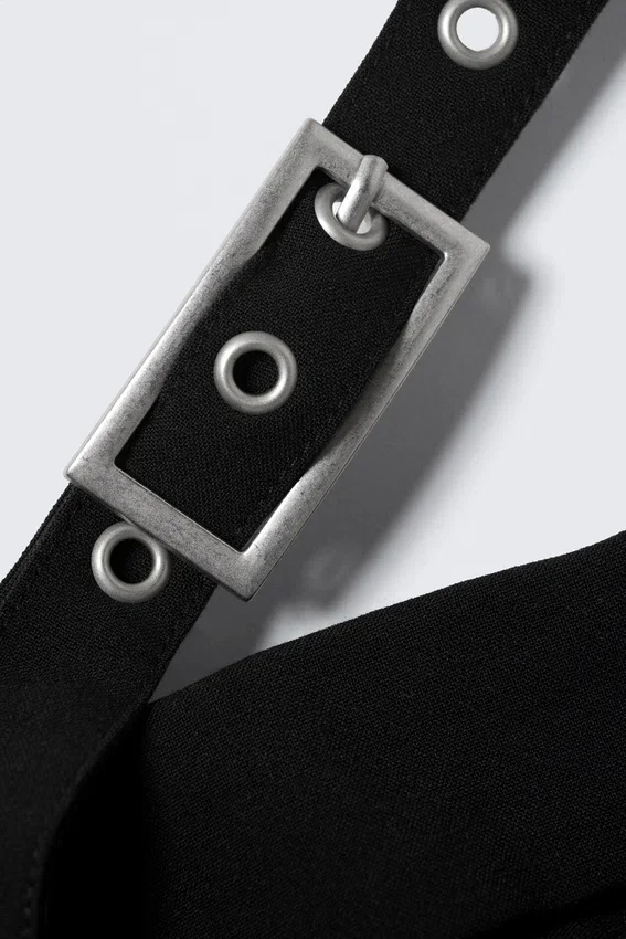 Faustina C Ein-Schulter-Top mit Schnallenverschluss – Schwarz Faustina C Ein-Schulter-Top mit Schnallenverschluss – Schwarz