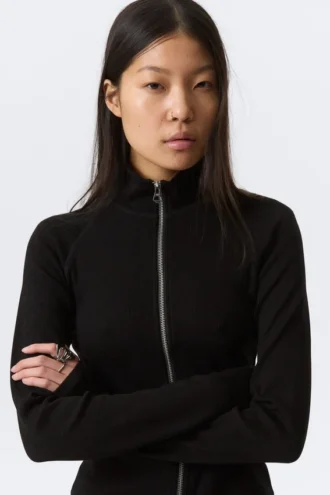 Figurbetontes Langarmshirt mit Stehkragen und Reißverschluss – Schwarz