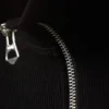 Figurbetontes Langarmshirt mit Stehkragen und Reißverschluss – Schwarz Figurbetontes Langarmshirt mit Stehkragen und Reißverschluss – Schwarz
