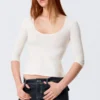 Figurbetontes Oberteil mit Dreiviertelärmeln – Off-White Figurbetontes Oberteil mit Dreiviertelärmeln – Off-White