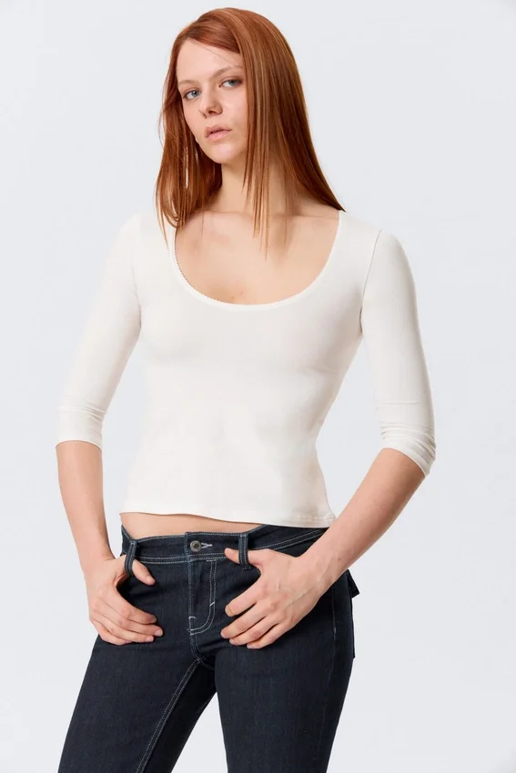 Figurbetontes Oberteil mit Dreiviertelärmeln – Off-White Figurbetontes Oberteil mit Dreiviertelärmeln – Off-White