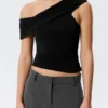 Figurbetontes, ärmelloses Off-Shoulder-Top – Schwarz Figurbetontes, ärmelloses Off-Shoulder-Top – Schwarz