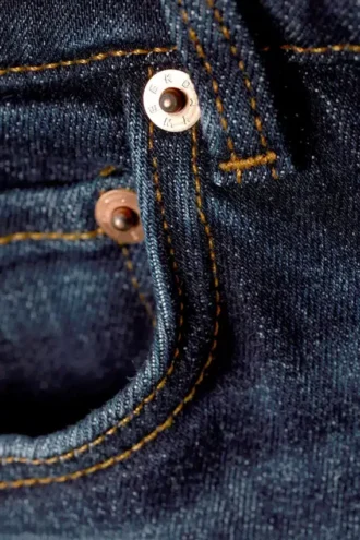 Flame Low-Rise-Jeans mit schmalem, ausgestelltem Bein – Vein Blue – Dunkelblau