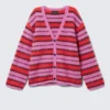 Flauschige Strickjacke – rosa-rote Streifen Flauschige Strickjacke – rosa-rote Streifen