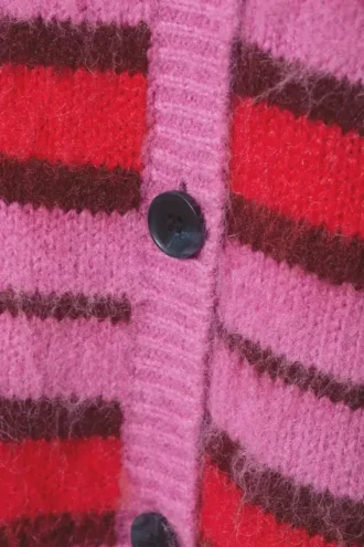 Flauschige Strickjacke – rosa-rote Streifen