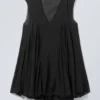 Fließendes Minikleid mit V-Ausschnitt – Schwarz Fließendes Minikleid mit V-Ausschnitt – Schwarz