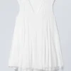Fließendes Minikleid mit V-Ausschnitt – Weiß Fließendes Minikleid mit V-Ausschnitt – Weiß