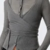 Geknöpfte Strickjacke aus Wollmischung mit Wickeleffekt – Grau Geknöpfte Strickjacke aus Wollmischung mit Wickeleffekt – Grau