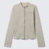 Genevieve Slim Structured Baumwolljacke mit Reißverschluss – Hellbeige Genevieve Slim Structured Baumwolljacke mit Reißverschluss – Hellbeige