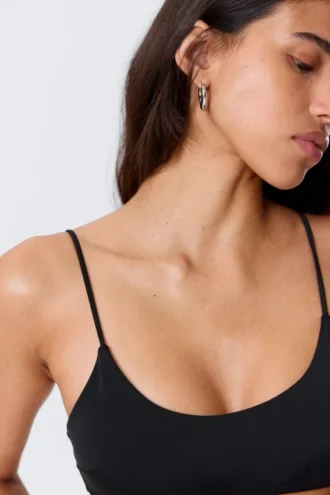 Gepolstertes Bikini-Oberteil mit Bindeband – Schwarz