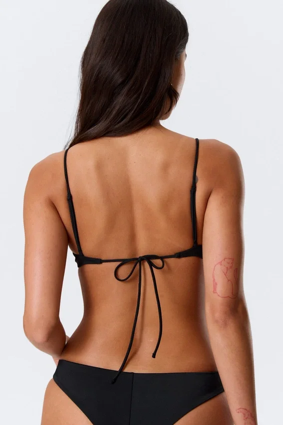 Gepolstertes Bikini-Oberteil mit Bindeband – Schwarz Gepolstertes Bikini-Oberteil mit Bindeband – Schwarz