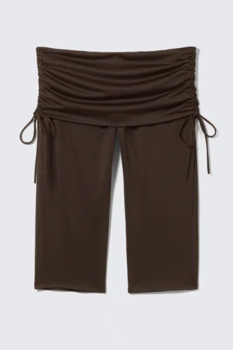 Geraffte Capri-Leggings mit niedriger Leibhöhe – Dunkelbraun