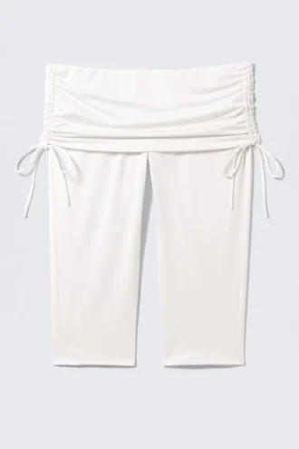 Geraffte Capri-Leggings mit niedriger Leibhöhe – Off-White