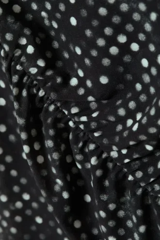 Gerafftes, bedrucktes Mesh-Oberteil – schwarze Polka-Dots