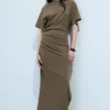 Gerafftes kurzärmeliges Maxikleid – Dark Mole Gerafftes kurzärmeliges Maxikleid – Dark Mole