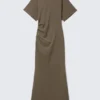 Gerafftes kurzärmeliges Maxikleid – Dark Mole Gerafftes kurzärmeliges Maxikleid – Dark Mole