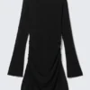 Gerafftes, langärmeliges Minikleid mit U-Boot-Ausschnitt – Schwarz – Strasssteine Gerafftes, langärmeliges Minikleid mit U-Boot-Ausschnitt – Schwarz – Strasssteine