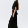Gerafftes Maxikleid mit kurzen Ärmeln – Schwarz Gerafftes Maxikleid mit kurzen Ärmeln – Schwarz