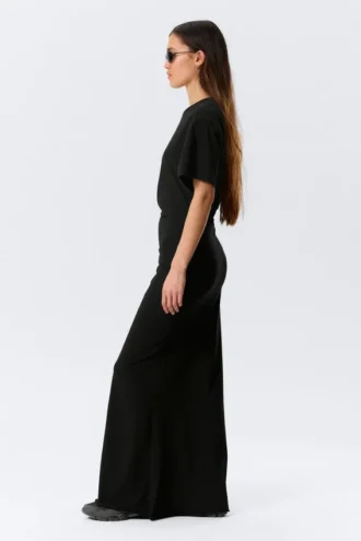 Gerafftes Maxikleid mit kurzen Ärmeln – Schwarz