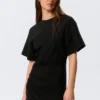 Gerafftes Maxikleid mit kurzen Ärmeln – Schwarz Gerafftes Maxikleid mit kurzen Ärmeln – Schwarz