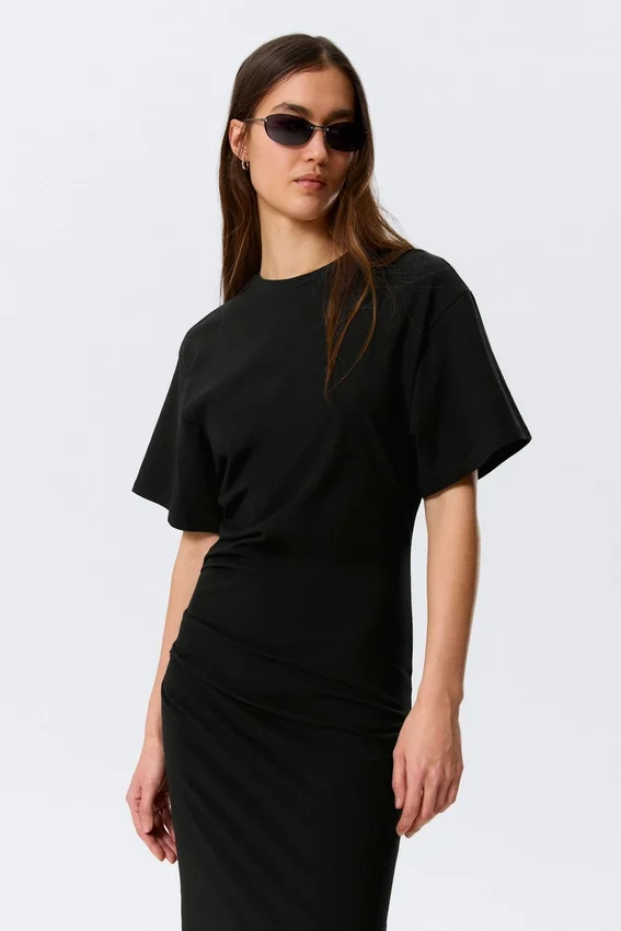 Gerafftes Maxikleid mit kurzen Ärmeln – Schwarz Gerafftes Maxikleid mit kurzen Ärmeln – Schwarz