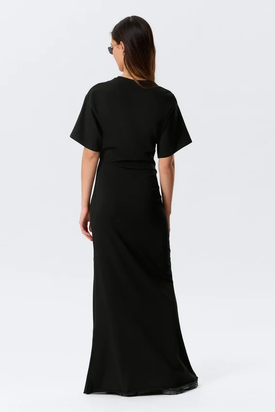 Gerafftes Maxikleid mit kurzen Ärmeln – Schwarz Gerafftes Maxikleid mit kurzen Ärmeln – Schwarz