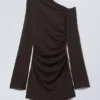 Gerafftes Minikleid mit langen Ärmeln – Dunkelbraun Gerafftes Minikleid mit langen Ärmeln – Dunkelbraun