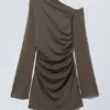 Gerafftes Minikleid mit langen Ärmeln – Dunkelbraun Gerafftes Minikleid mit langen Ärmeln – Dunkelbraun
