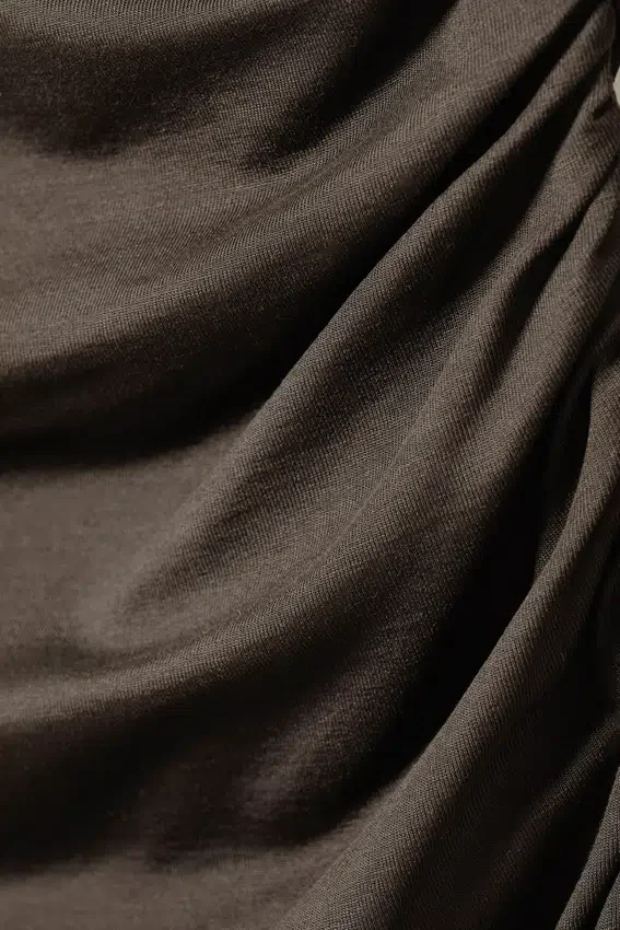 Gerafftes Minikleid mit langen Ärmeln – Dunkelbraun Gerafftes Minikleid mit langen Ärmeln – Dunkelbraun