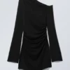 Gerafftes Minikleid mit langen Ärmeln – Schwarz Gerafftes Minikleid mit langen Ärmeln – Schwarz