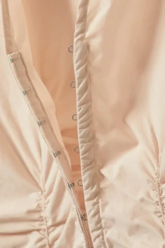 Gerafftes Popeline-Hemd mit V-Ausschnitt – Beige