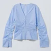 Gerafftes Popeline-Hemd mit V-Ausschnitt – Hellblau Gerafftes Popeline-Hemd mit V-Ausschnitt – Hellblau