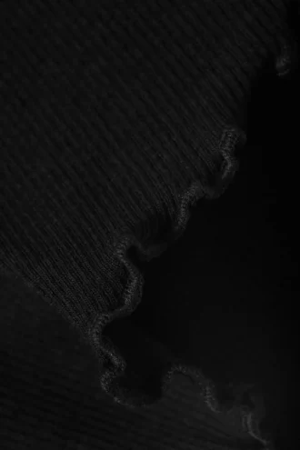 Gerippte Mini-Shorts mit Rüschen – Schwarz