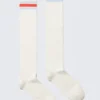 Gerippte Varsity-Kniestrümpfe – Off-White – Rot-blaue Streifen Gerippte Varsity-Kniestrümpfe – Off-White – Rot-blaue Streifen