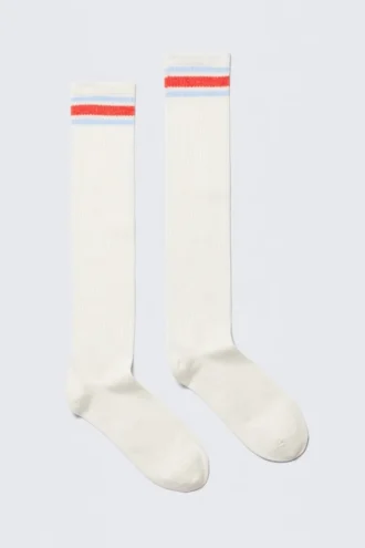 Gerippte Varsity-Kniestrümpfe – Off-White – Rot-blaue Streifen