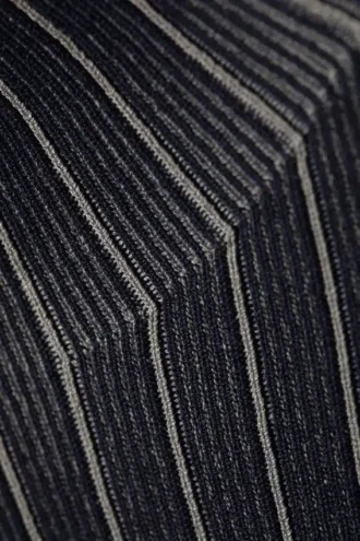 Gerippter, taillierter Rollkragenpullover – dunkelblau gestreift