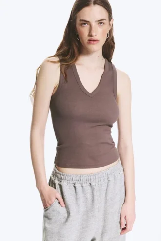 Geripptes Tanktop mit V-Ausschnitt – Dusty Plum