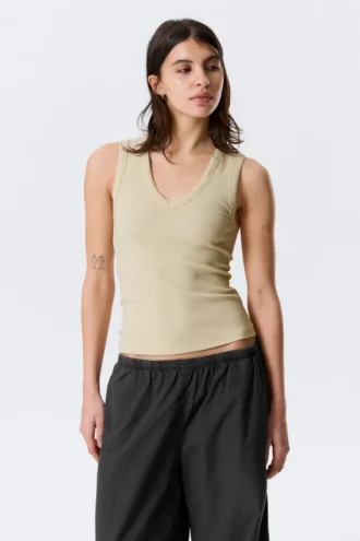 Geripptes Tanktop mit V-Ausschnitt – Hellbeige